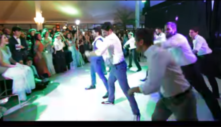 Noivo surpreende com dança criativa em festa de casamento e viraliza na internet; Assista
