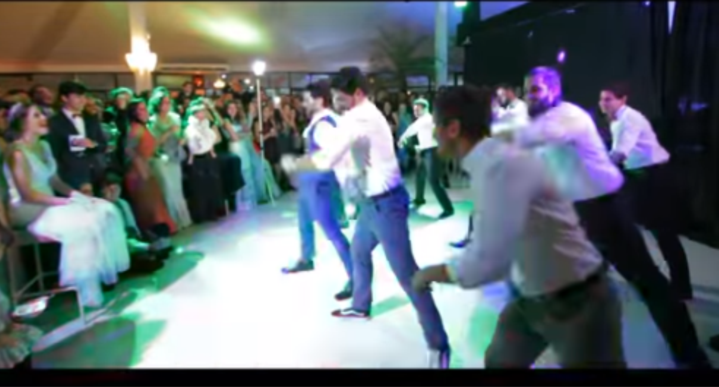 Noivo surpreende com dança criativa em festa de casamento e viraliza na internet; Assista