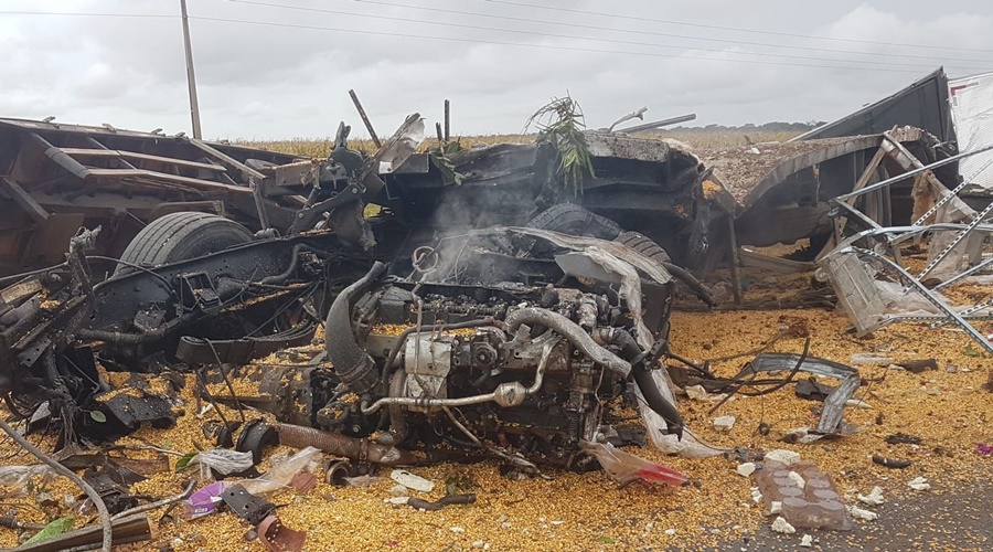 Os veículos ficaram totalmente destruídos – Foto: Divulgação