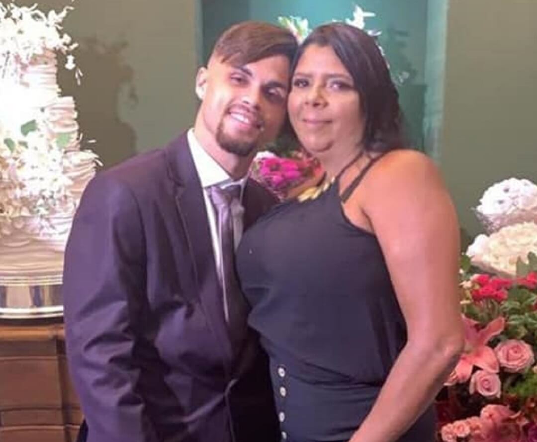 Michael e a mãe, durante o casamento dele, em Goiânia. (Foto: Arquivo pessoal)