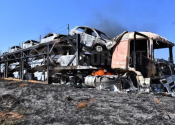 Imagem: Caminhão cegonha pegando fogo Incêndio destrói carreta cegonha e 11 carros na BR-364
Carreta e automóveis destruídos -Foto: Varlei Cordova